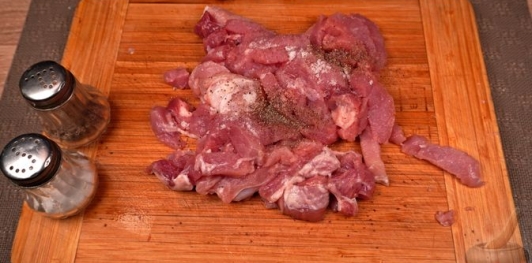 Фото приготовления рецепта: Рис с мясом и черемшой (в духовке) - шаг №4