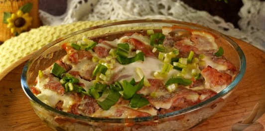 Фото приготовления рецепта: Рис с мясом и черемшой (в духовке) - шаг №17