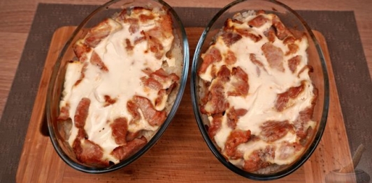 Фото приготовления рецепта: Рис с мясом и черемшой (в духовке) - шаг №16