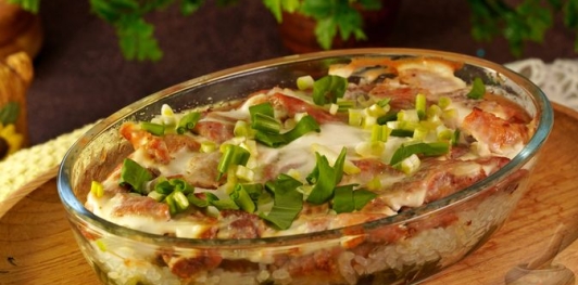 Фото приготовления рецепта: Рис с мясом и черемшой (в духовке) - шаг №18