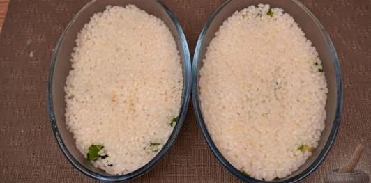 Фото приготовления рецепта: Рис с мясом и черемшой (в духовке) - шаг №13