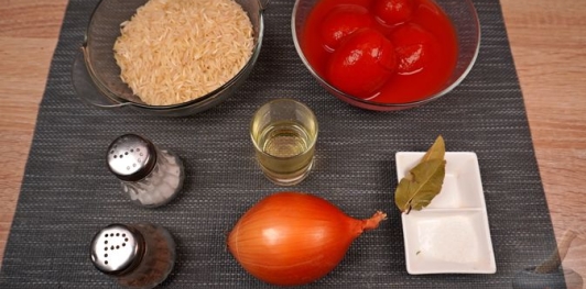 Фото приготовления рецепта: Рис в томатном соусе - шаг №1