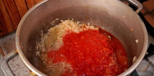 Фото приготовления рецепта: Рис в томатном соусе - шаг №8