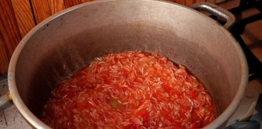 Фото приготовления рецепта: Рис в томатном соусе - шаг №9