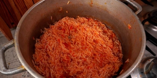 Фото приготовления рецепта: Рис в томатном соусе - шаг №12