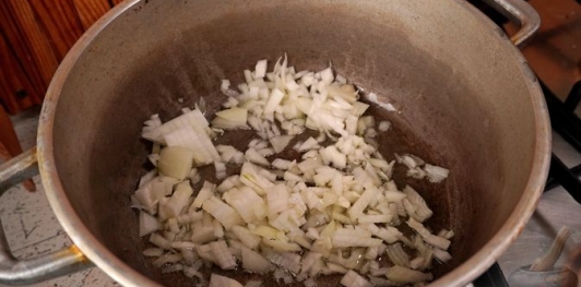 Фото приготовления рецепта: Рис в томатном соусе - шаг №3