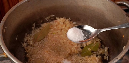 Фото приготовления рецепта: Рис в томатном соусе - шаг №6