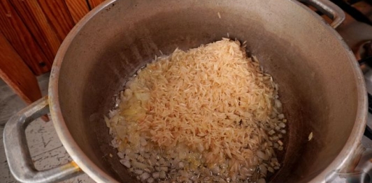 Фото приготовления рецепта: Рис в томатном соусе - шаг №4