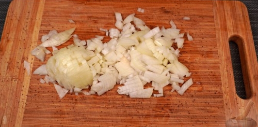 Фото приготовления рецепта: Рис в томатном соусе - шаг №2