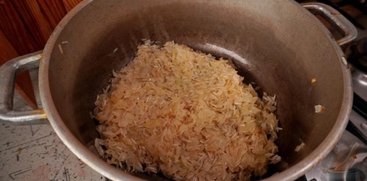 Фото приготовления рецепта: Рис в томатном соусе - шаг №5