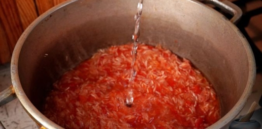 Фото приготовления рецепта: Рис в томатном соусе - шаг №10