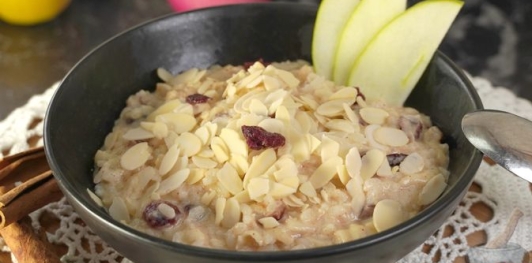 Фото приготовления рецепта: Рисовая каша с яблоками и сушеной клюквой - шаг №11