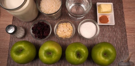 Фото приготовления рецепта: Рисовая каша с яблоками и сушеной клюквой - шаг №1