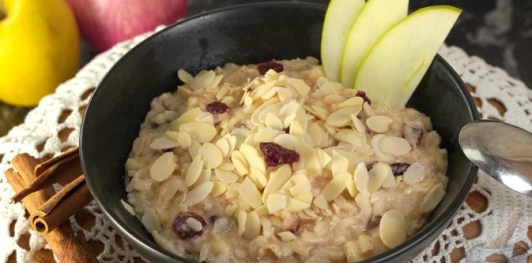 Фото приготовления рецепта: Рисовая каша с яблоками и сушеной клюквой - шаг №12