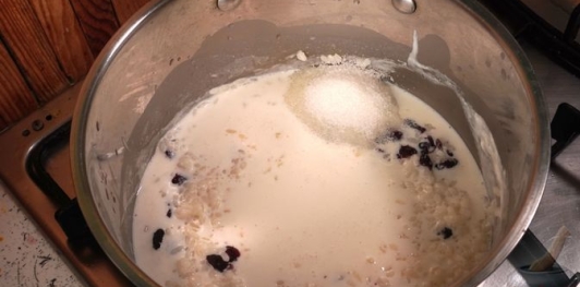 Фото приготовления рецепта: Рисовая каша с яблоками и сушеной клюквой - шаг №6