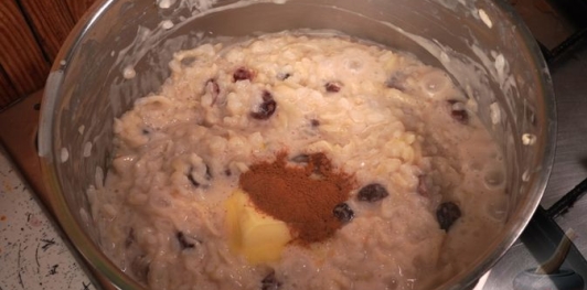 Фото приготовления рецепта: Рисовая каша с яблоками и сушеной клюквой - шаг №9