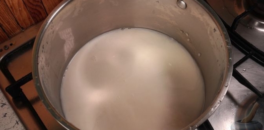 Фото приготовления рецепта: Рисовая каша с яблоками и сушеной клюквой - шаг №3