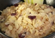 Рисовая каша с яблоками и сушеной клюквой