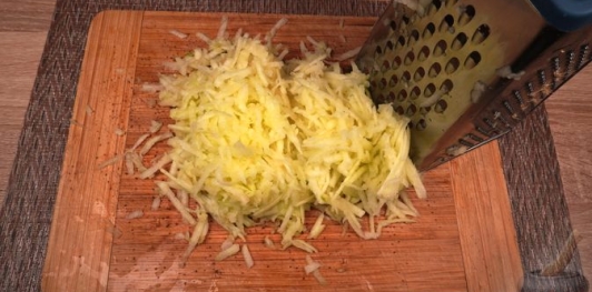 Фото приготовления рецепта: Рисовая каша с яблоками и сушеной клюквой - шаг №7