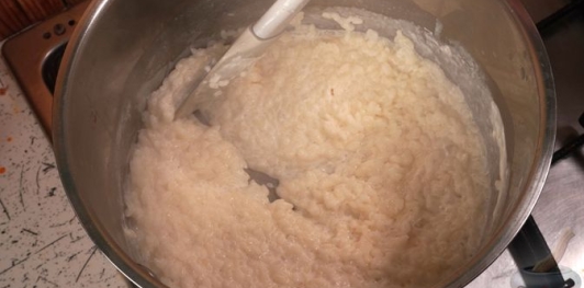 Фото приготовления рецепта: Рисовая каша с яблоками и сушеной клюквой - шаг №4