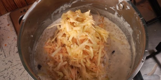 Фото приготовления рецепта: Рисовая каша с яблоками и сушеной клюквой - шаг №8