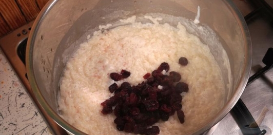 Фото приготовления рецепта: Рисовая каша с яблоками и сушеной клюквой - шаг №5