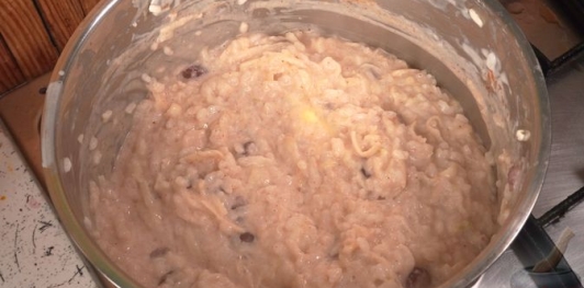 Фото приготовления рецепта: Рисовая каша с яблоками и сушеной клюквой - шаг №10