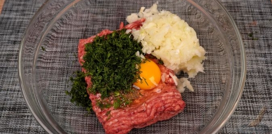 Фото приготовления рецепта: Рулет из капусты с фаршем и рисом (в рукаве) - шаг №7