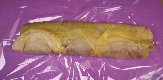 Фото приготовления рецепта: Рулет из капусты с фаршем и рисом (в рукаве) - шаг №16