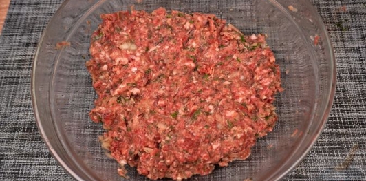 Фото приготовления рецепта: Рулет из капусты с фаршем и рисом (в рукаве) - шаг №8