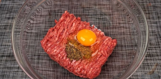 Фото приготовления рецепта: Рулет из капусты с фаршем и рисом (в рукаве) - шаг №4