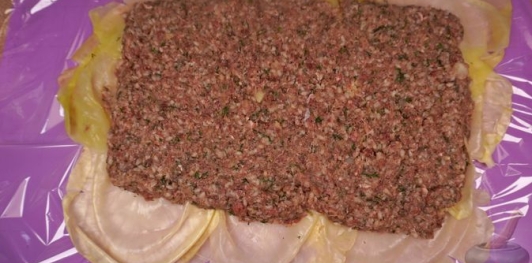 Фото приготовления рецепта: Рулет из капусты с фаршем и рисом (в рукаве) - шаг №14