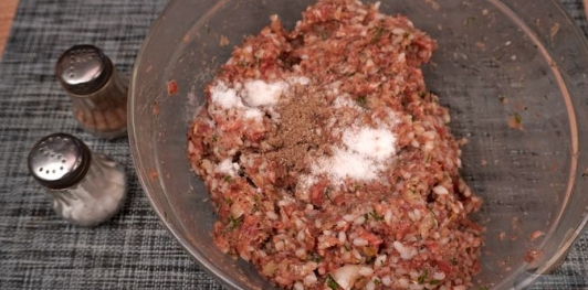 Фото приготовления рецепта: Рулет из капусты с фаршем и рисом (в рукаве) - шаг №11