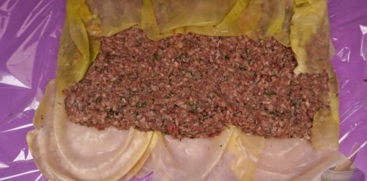 Фото приготовления рецепта: Рулет из капусты с фаршем и рисом (в рукаве) - шаг №15