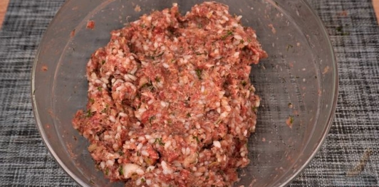 Фото приготовления рецепта: Рулет из капусты с фаршем и рисом (в рукаве) - шаг №10