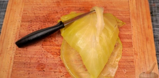 Фото приготовления рецепта: Рулет из капусты с фаршем и рисом (в рукаве) - шаг №12