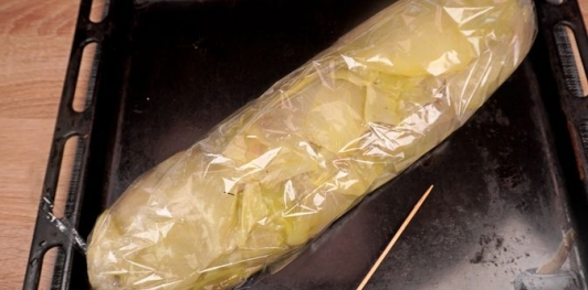 Фото приготовления рецепта: Рулет из капусты с фаршем и рисом (в рукаве) - шаг №19