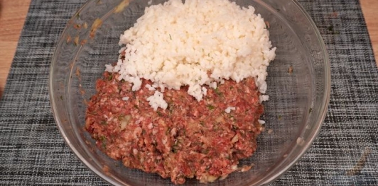 Фото приготовления рецепта: Рулет из капусты с фаршем и рисом (в рукаве) - шаг №9