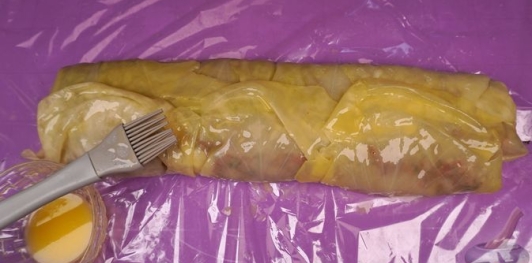 Фото приготовления рецепта: Рулет из капусты с фаршем и рисом (в рукаве) - шаг №17