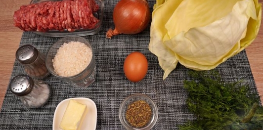 Фото приготовления рецепта: Рулет из капусты с фаршем и рисом (в рукаве) - шаг №1