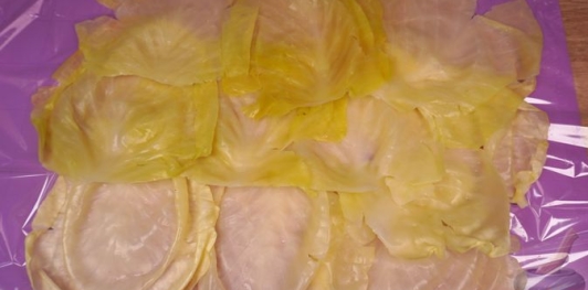 Фото приготовления рецепта: Рулет из капусты с фаршем и рисом (в рукаве) - шаг №13