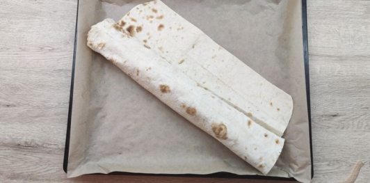 Фото приготовления рецепта: Рулет из лаваша с творогом, яблоками и грецкими орехами - шаг №11