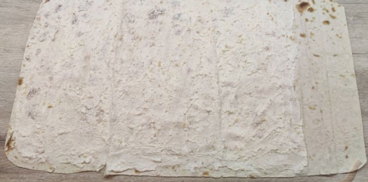 Фото приготовления рецепта: Рулет из лаваша с творогом, яблоками и грецкими орехами - шаг №7