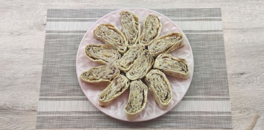 Фото приготовления рецепта: Рулет из лаваша с творогом, яблоками и грецкими орехами - шаг №16