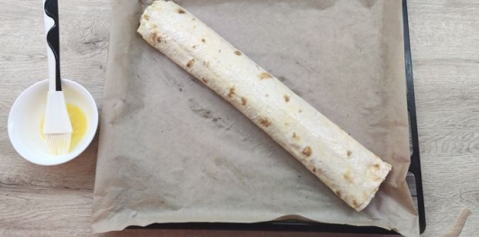 Фото приготовления рецепта: Рулет из лаваша с творогом, яблоками и грецкими орехами - шаг №14