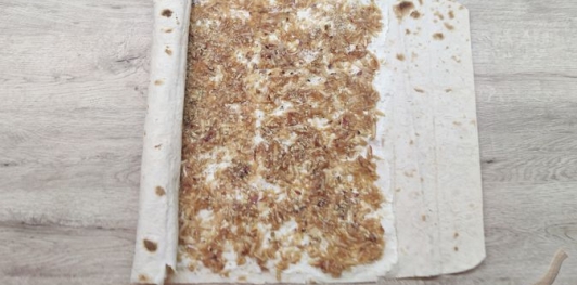 Фото приготовления рецепта: Рулет из лаваша с творогом, яблоками и грецкими орехами - шаг №10