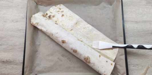 Фото приготовления рецепта: Рулет из лаваша с творогом, яблоками и грецкими орехами - шаг №13