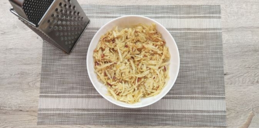 Фото приготовления рецепта: Рулет из лаваша с творогом, яблоками и грецкими орехами - шаг №3