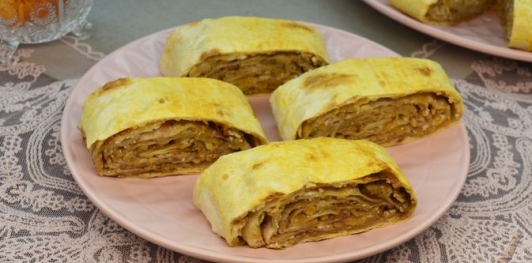 Фото приготовления рецепта: Рулет из лаваша с творогом, яблоками и грецкими орехами - шаг №18