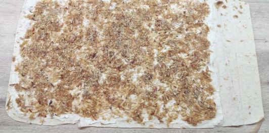 Фото приготовления рецепта: Рулет из лаваша с творогом, яблоками и грецкими орехами - шаг №9